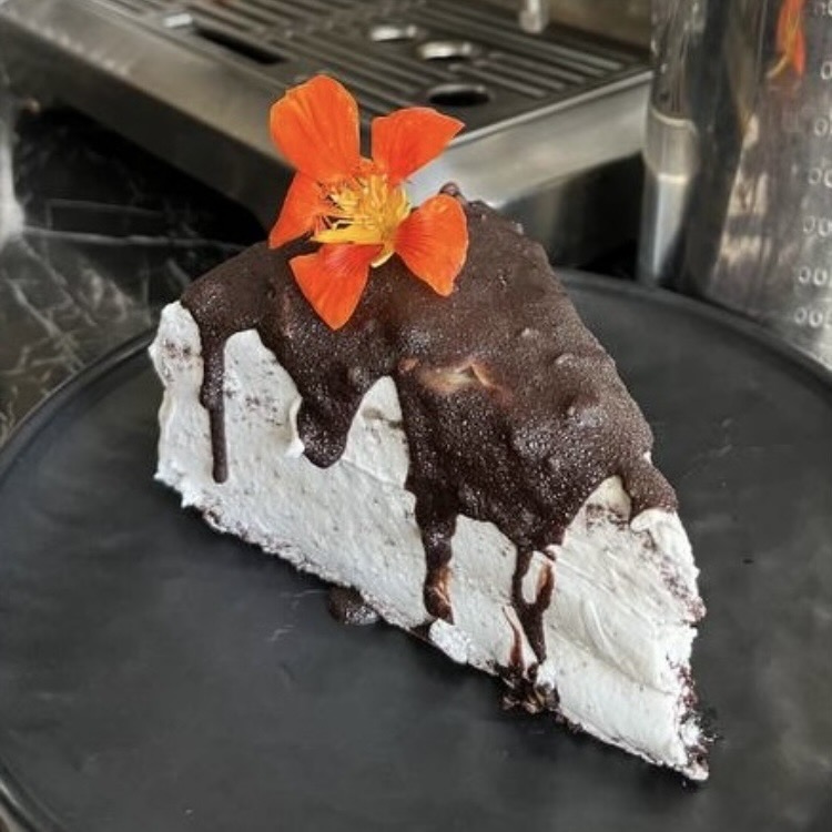 کیک اسنیکرز